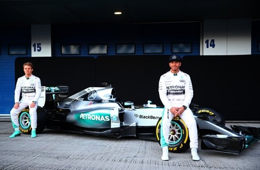 Weltmeister Lewis Hamilton (rechts) und sein deutscher Teamkollege Nico Rosberg haben am Sonntagmorgen ihren neuen Formel-1-Silberpfeil im spanischen Jerez präsentiert. Wir haben die Bilder. Foto: Getty Images Europe