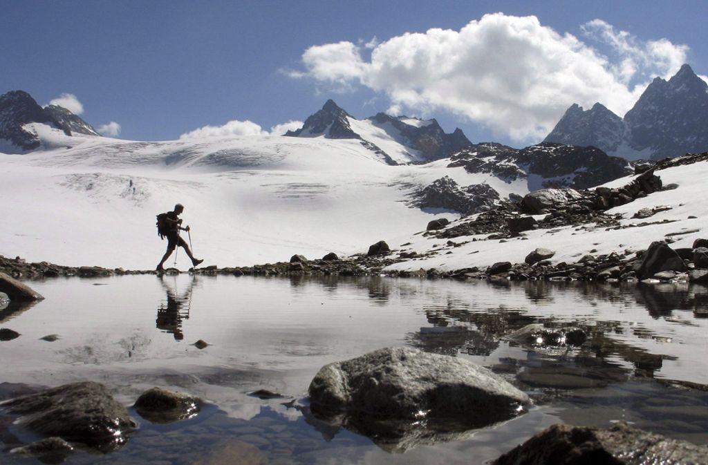 Ein Mann wandert über den Silvretta-Gletscher in der Nähe von Klosters (Archivfoto vom 16.09.2007). Schmelzende Gletscher in den Schweizer Alpen sind ein zunehmendes Problem.