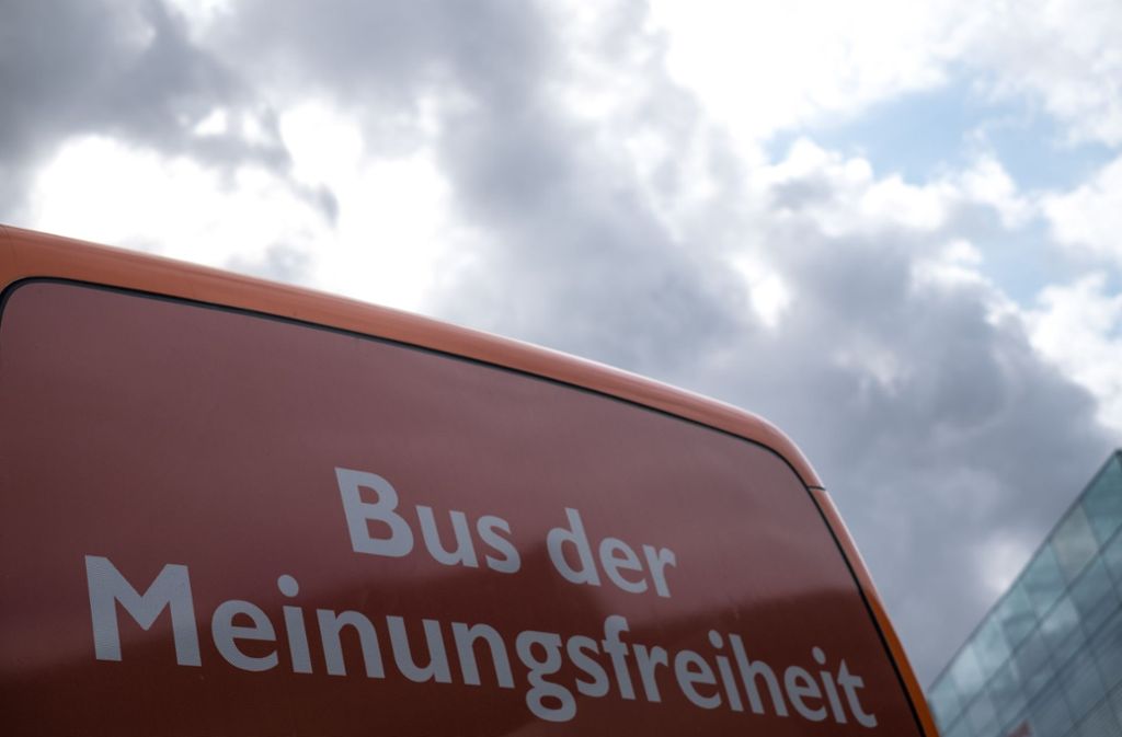 Mit diesem Bus tourt die „Demo für alle“ gerade durch mehrere deutsche Städte Foto: Lichtgut/Max Kovalenko