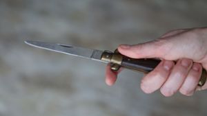 Einer der Angreifer bedrohte den 38-Jährigen mit einem Messer. (Symbolbild) Foto: imago images/SKATA/via www.imago-images.de