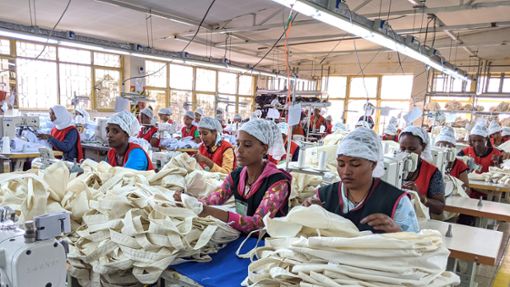 Ein Betrieb in Addis Abeba, der Kleidung – auch für den deutschen Markt – herstellt. Betriebe müssen künftig nachweisen, dass dabei keine Arbeiter und Arbeiterinnen ausgebeutet werden. Foto: epd/Mey Dudin