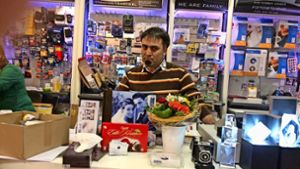 Taschentücher, Blumen, Schokolade – offenbar fällt einigen Kunden der Abschied von Turhan Sandikci schwer. Foto: Sascha Maier
