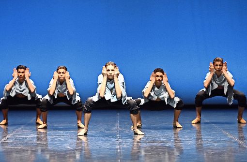 Sie holen ein Stück Sommerhimmel auf die Bühne: Der Choreograf Louis Stiens  lässt im  zweiten Satz der „Vier Jahreszeiten“ die jungen Tänzer der Cranko-Schule ungeahnte Kräfte entdecken. Foto: Stuttgarter Ballett Foto: Ballett