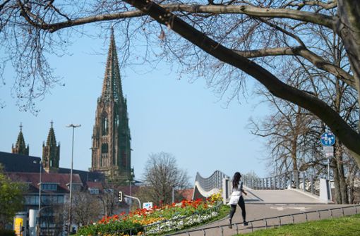 Die Stadt Freiburg hat schon eine Ausgangssperre für größere Gruppen erlassen: Die Treppe zum Münster und viele Wege  sind verwaist. Foto: dpa/Patrick Seeger, imago/Robert Schmiegelt