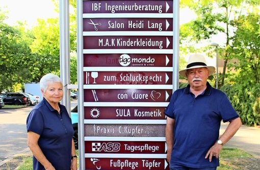 Die Eheleute Annemarie und Dieter Franz haben sich vor bald 20 Jahren für die Aufstellung des Wegweisers in Heumaden starkgemacht. Foto: Caroline Holowiecki