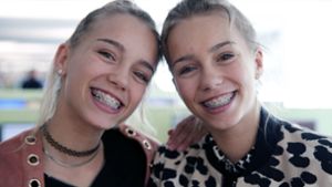 Die Zwillinge Lisa und Lena haben weltweit fast zehn Millionen Follower auf Instagram. Foto: Hannes Opel
