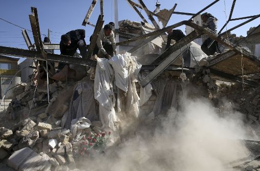 Bei dem schweren Erdbeben an der Grenzregion zum Irak kamen über 430 Menschen ums Leben. Foto: AP