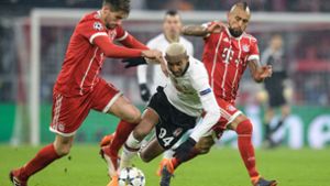 Im Hinspiel in der Allianz Arena hatte der FC Bayern beim 5:0 Besiktas Istanbul fest im Griff. Javi Martinez (li.) und Arturo Vidal (re.) lassen Besiktas-Profi Talisca nicht vorbei. Foto: dpa