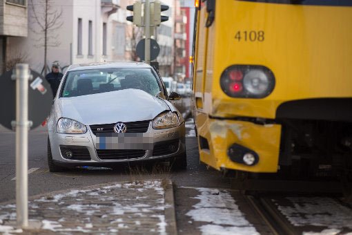 Trotz Verbots ist am Mittwochvormittag ein Auto über die Stadtbahnschienen an der Senefelderstraße in Stuttgart-West gefahren. Es kam zu einem Unfall mit der herannahenden Bahn. Foto: 7aktuell.de/Florian Gerlach