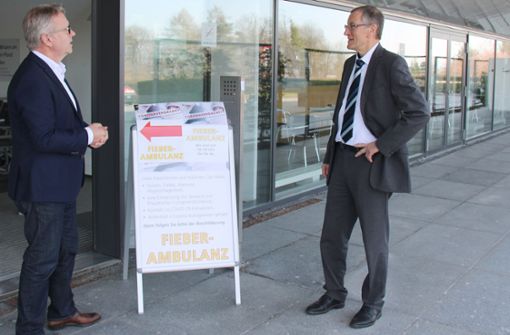 Mit Abstand begegnen sich der Klinik-Geschäftsführer Jörg Noetzel (links) und Landrat Roland Bernhard im Eingangsbereich des Böblinger Krankenhauses. Foto: Landratsamt