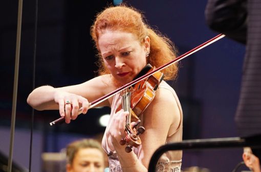 Carolin Widmann spielt Peter Ruzickas neues Violinkonzert. Foto: SWR/Astrid Karger