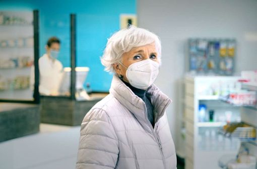 Ältere Menschen über 60 Jahre und Personen mit bestimmten Vorerkrankungen sollen  FFP2-Masken erhalten. Foto: Apothekerverbände