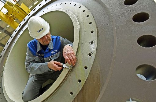 Ein Mitarbeiter  bei Voith in Heidenheim arbeitet an   einer Wasserkraftturbine. Foto: dpa