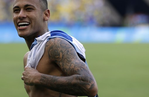 Neymar: Nationalspieler und Promi zugleich! Nach dem Sieg gegen Honduras steht Brasilien nun im Fußball-Finale gegen Deutschland. Foto: AP
