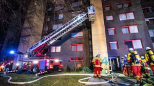 Die Bewohner des vom Brand betroffenen Gebäudes sowie des Nachbarhauses mussten evakuiert werden. Foto: 7aktuell.de/Moritz Bassermann