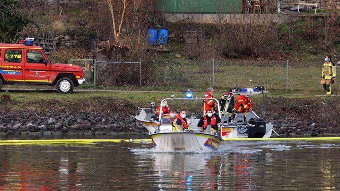 Feuerwehr errichtet Ölsperre im Neckar