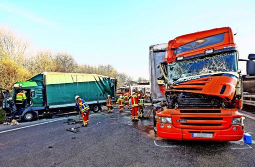 Die Lastwagen mussten abgeschleppt werden. Foto: KS-Images.de
