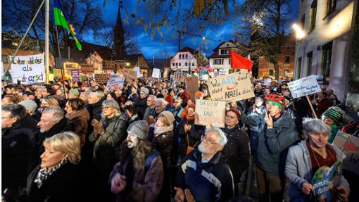 Mit Spruchbändern und deutlichen Worten wird vor der Schorndorfer Barbara-Künkelin-Halle protestiert. Foto: Gottfried Stoppel
