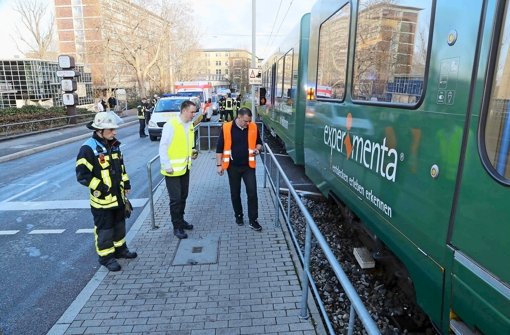 Experten untersuchen die Unfallstelle am Gleisüberweg bei der Liederhalle. Foto: 7aktuell.de/Oswald