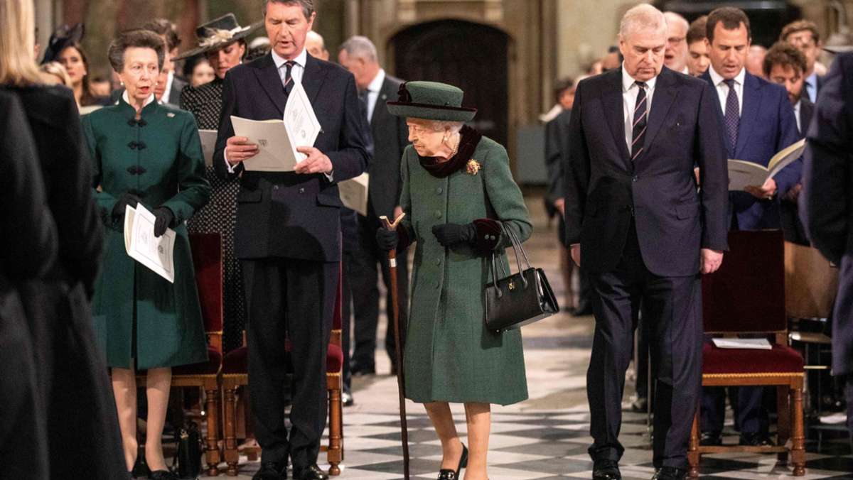 Queen bei Gedenkfeier für Prinz Philip: Über ihren Einzug mit Prinz Andrew wird hitzig debattiert