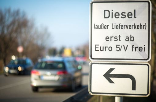 Von nächsten Jahr droht auch Euro-5-Dieselautos ein Fahrverbot. Doch die Grünen unternehmen nun einem Vorstoß, der es  doch noch vermeiden könnte – falls Autohersteller und Bund mitmachen. Foto: dpa