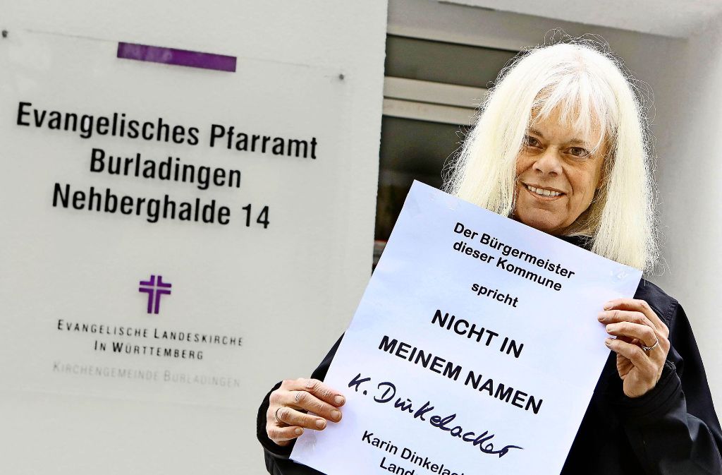 Die Pfarrersfrau Karin Dinkelacker fordert zum Widerstand gegen den  Bürgermeisters auf.  Jeder Burladinger soll sich einen  Protestzettel ins Fenster hängen. Foto: Horst Haas