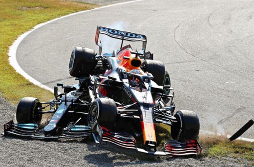 Beim Rennen in Monza räumte Max Verstappen (ob.) Lewis Hamilton weg und kassiete dafür eine Strafe fürs nächste Rennen. Foto: imago/Zak Mauger