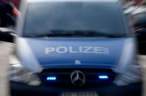 Unfallflucht in Stuttgart-West: Mit gestohlenem Audi gegen Hauswand und Auto gekracht