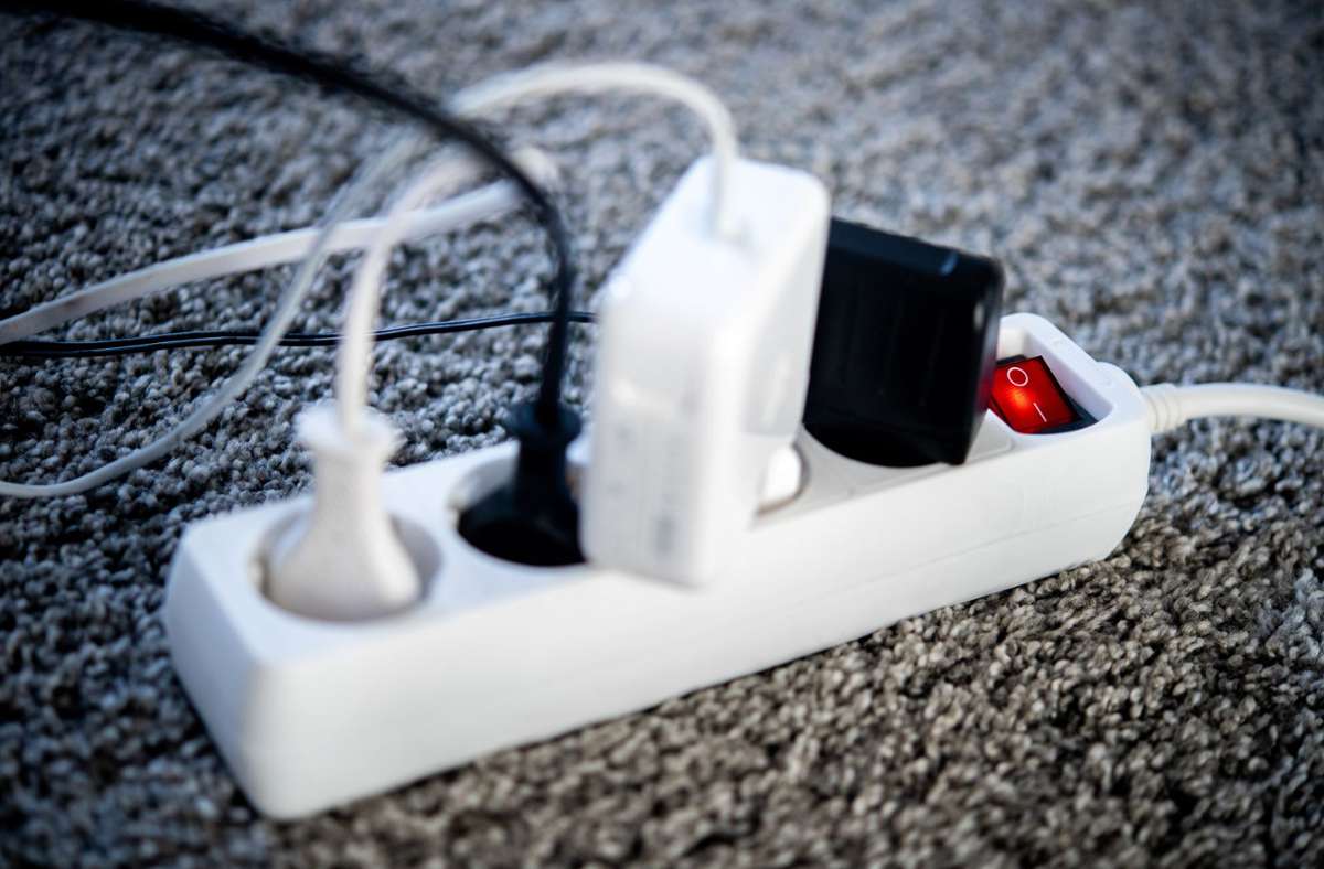 Wie können Verbraucher Strom sparen? Die Netzstecker verschiedener Geräte sind in einem Wohnzimmer in eine Steckdosenleiste gesteckt. Foto: dpa/Hauke-Christian Dittrich