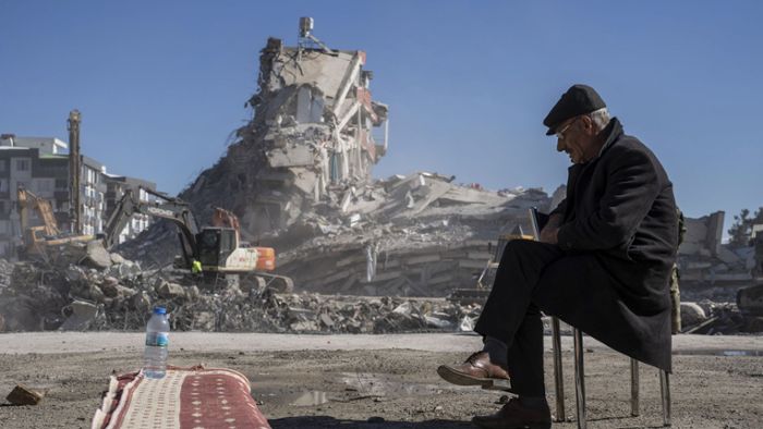 Experte rechnet mit schlimmstenfalls 67 000 Toten nach Erdbeben
