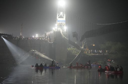 Die eingestürzte Hängebrücke  riss Hunderte von Menschen in den Tod. Foto: dpa/Ajit Solanki
