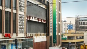 Über die Zukunft von Galeria Karstadt Kaufhof in der Innenstadt und des zugehörigen Parkhauses (im Hintergrund) wird seit Monaten spekuliert. Foto: Lichtgut/Leif Piechowski