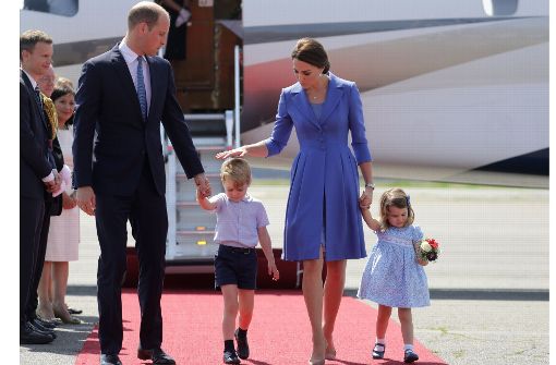 Die jungen Windsors bei ihrer Ankunft in Berlin-Tegel: Prinz William, Prinz George, Herzogin Kate und die kleine Prinzessin Charlotte auf dem Roten Teppich vor dem königlichen Privatjet. Foto: dpa