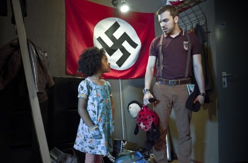 Die sechsjährige Lara (Nomie Lane Tucker) bringt das Leben des überzeugten Neonazis Thomas Braun (Edin Hasanovic) gehörig durcheinander. Foto: ZDF
