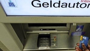 Der normale Kunde nimmt die Bankkarte zum Geld abheben. Ein Computerfreak wählte in Esslingen einen ganz anderen, illegalen Weg, um an Bares zu kommen.  Foto: dpa