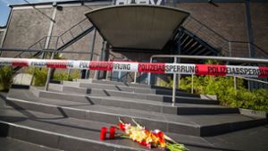 Blumen liegen nach der Bluttat an der Konstanzer Diskothek vor dem Gebäude im Industriegebiet. (Archivfoto) Foto: dpa