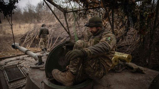 Ukrainische Soldaten bereiten ein selbstfahrendes Artilleriefahrzeug vor, um auf russische Stellungen an der Frontlinie in der Region Donezk zu feuern. Foto: Roman Chop/AP/dpa