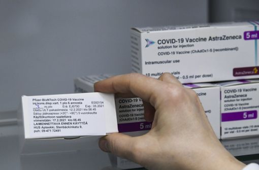 Im Fall der Aufhebung des Impfstopps für das Vakzin des britisch-schwedischen Herstellers fordern Hausärzte, das Mittel rasch in ihren Praxen zu verabreichen. Foto: dpa/Markku Ulander