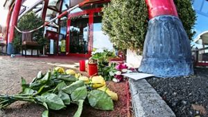 Vor dem geschlossenen Eingang des Restaurants Asien-Perle hat jemand Blumen für das Opfer abgelegt. Foto: Horst Rudel