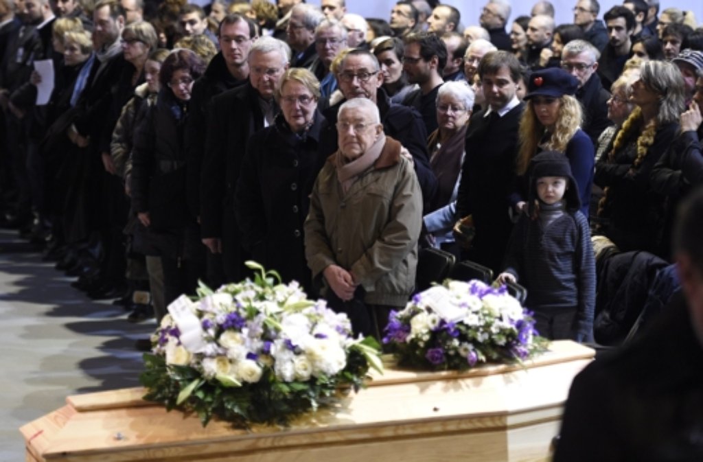 Hunderte nehmen öffentlich Abschied von Charlie Hebdo-Chef Stéphane Charbonnier.