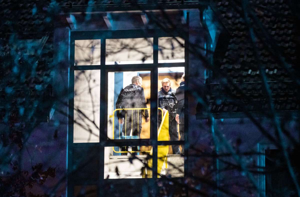 Tatort Beskidenstraße: Polizisten  im Treppenhaus, wo das Drama  begann. Foto: 7aktuell// Adomat