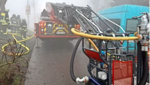 Rund 90 Feuerwehrleute kämpfen gegen Flammen-Inferno