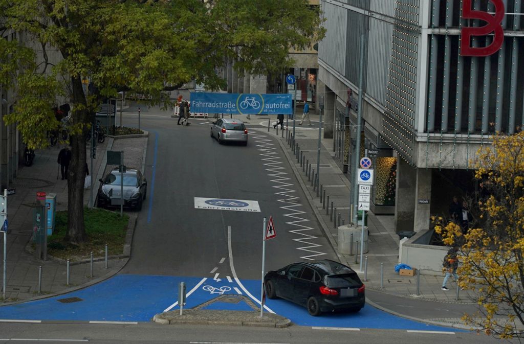 Es ist keine Seltenheit, dass Autofahrer unerlaubt in die Eberhardstraße einbiegen – trotz zahlreicher Hinweiszeichen.