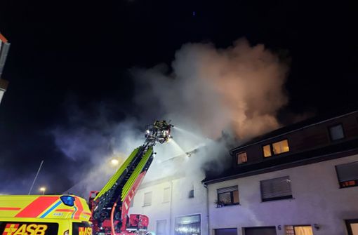 Die Feuerwehr löscht den Brand im Dachstuhl des Gebäudes. Foto: 7aktuell.de/ Hessenauer/7aktuell.de | Hessenauer