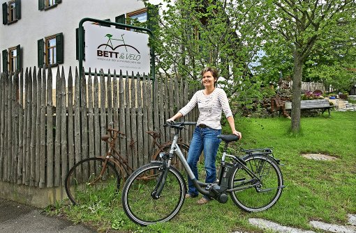 Der alte Drahtesel vor dem Hof von Anja und Ewald Wasner ist nur Deko. Die Gäste von Bett & Velo können die Umgebung mit modernen E-Bikes erkunden. Foto: Horst Rudel