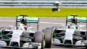 Nico Rosberg (rechts) schlitzt mit seinem Frontflügel das Hinterrad von Lewis Hamilton auf - Das sorgt für mächtig Ärger im Mercedes-Rennstall Foto: EPA