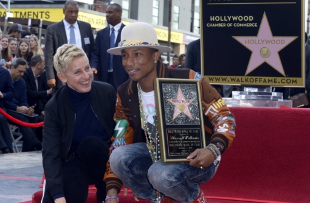 Pharrell Williams ist am Donnerstag mit einem Stern auf dem Walk of Fame in Hollywood ausgezeichnet worden. Die Laudatio hielt Talkmasterin Ellen DeGeneres.