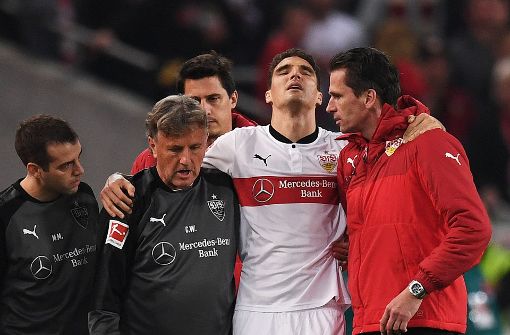 Schmerzen beim Abwehrriesen: Marcin Kaminski (2. v. re.) muss im Spiel des VfB Stuttgart gegen den 1. FC Köln früh ausgewechselt werden. Foto: Getty