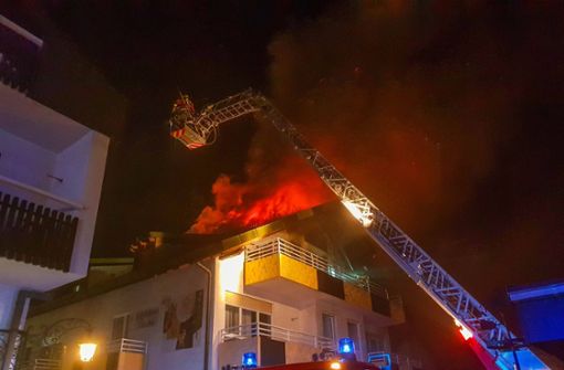 20 Einsatzkräfte waren am Montagabend damit beschäftigt, in Bad Schönborn einen Brand in einem Gästehaus zu löschen. Foto: 7aktuell.de/ 7aktuell.de