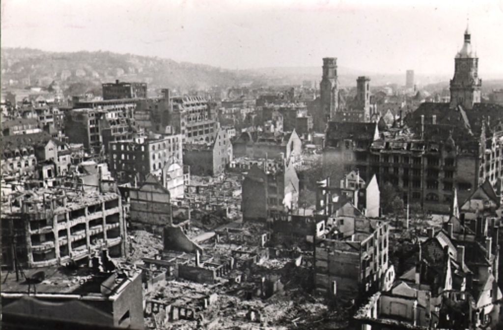 Stuttgart nach dem Kriegsende: Etwa 45 Prozent der Stadt gelten als zerstört – die Stiftskirche (die beiden Türme sind im Bildzentrum zu sehen) wird später wieder aufgebaut, große Teile des Rathauses (Gebäudekomplex rechts mit Turm) werden abgerissen